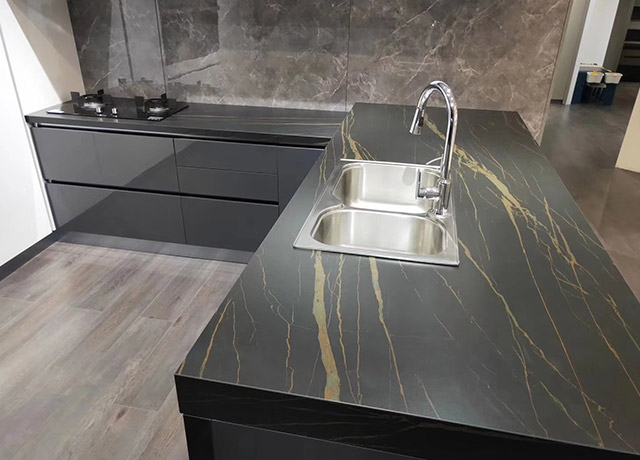 巖板櫥柜臺(tái)面